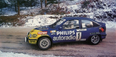 Beny Fernandez - José Luis Sala
35º Rally Costa Brava 1987. Opel Kadett GSi (GG-JV 455). Abandonó en el tramo de Grions.

"Beny" se salía de la carretera tras pasarse de frenada en una curva cuando iba 3º a 55" de Servià y cuando Sainz aún estaba liderando el Rally.

"Beny" atacó en la siguiente especial, Grions... pero quizás con exceso de corazón porque se salió de la carretera, quedando apoyado en un terraplén en equilibrio inestable, para irse deslizando cuesta abajo.

Del 19 al 21 de Febrero.

de la "Peña 10 X hora" no aprobaron "la fusión" de su "Costa Brava" con el "Catalunya", éste último, el "Rally Catalunya", pasó a llamarse "Rally Catalunya-Costa Brava", denominándose así a partir de 1988, solo cambiando "Costa Brava" por "Costa Daurada" hasta el día de hoy

El Rally tenía un total de 1.139,5 Km con 27 tramos especiales.

Tomaron la salida 106 equipos, finalizando 51.
@
Palabras clave: Opel;Kadett;GSI;Costa_Brava;1987
