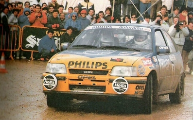 Beny Fernandez - José Luis Sala
35º Rally Costa Brava 1987. Opel Kadett GSi (GG-JV 455). Abandonó en el tramo de Grions.

"Beny" se salía de la carretera tras pasarse de frenada en una curva cuando iba 3º a 55" de Servià y cuando Sainz aún estaba liderando el Rally.

"Beny" atacó en la siguiente especial, Grions... pero quizás con exceso de corazón porque se salió de la carretera, quedando apoyado en un terraplén en equilibrio inestable, para irse deslizando cuesta abajo.

Del 19 al 21 de Febrero.

de la "Peña 10 X hora" no aprobaron "la fusión" de su "Costa Brava" con el "Catalunya", éste último, el "Rally Catalunya", pasó a llamarse "Rally Catalunya-Costa Brava", denominándose así a partir de 1988, solo cambiando "Costa Brava" por "Costa Daurada" hasta el día de hoy

El Rally tenía un total de 1.139,5 Km con 27 tramos especiales.

Tomaron la salida 106 equipos, finalizando 51.
@
Palabras clave: Opel;Kadett;GSI;Costa_Brava;1987