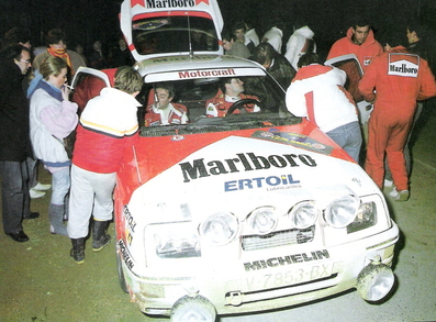Asistencia en el 35º Rally Costa Brava 1987
En el Ford Sierra RS Cosworth (V-7853-BX) de Carlos Sainz - Antonio Boto, abandonó por la rotura de la transmisión.

Polémica en torno a Sainz
Corrió cómo un reguero de pólvora la voz de que Sainz había sufrido un incidente con dos coches que venían de cara en pleno tramo, un vehículo de la Guardia Civil y otro de la organización, colisionando con uno de ellos.

Carmelo Ezpeleta, director del equipo Race-Marlboro, pedía la anulación del tramo y aseguraba que todo estaba muy claro, filmado desde el helicóptero que permanentemente seguía a Carlos Sainz para obtener tomas televisivas. Pasados los primeros instantes, la versión fue suavizándose, y aunque la organización, en este caso Juan Pons director de carrera, afirmaba que ambos coches estaban parados, Carmelo Ezpeleta aseguró que le habían admitido que bajaban en sentido contrario. lnsinuando una posible reclamación para anular el tramo justo en el momento en el que se supo que Carlos abandonaba definitvamente.

Carlos Sainz realizó una rueda de prensa, alabando la organización y lamentando este punto negro, más que nada porque representaba un grave peligro innecesario, asegurando que rompió la transmisión quizá por el golpe que había dado en la cuneta.

Curiosamente cuando llegó el helicóptero y descendió el cámara de vídeo, se le preguntó sobre el incidente sobre la filmación.
¿Qué incidente? Yo no he visto nada y no he podido filmar nada de esto porque no lo hemos visto. Es más, en el helicóptero nadie ha comentado nada sobre el tema, afirmó “Cherna” González, de Telesport, un cámara que seguía todos los rallyes del Mundial y los mejores de España.

Del 19 al 21 de Febrero.
Al año siguiente la prueba se fusionó con el Rally Catalunya pasando a llamarse Rally Catalunya-Costa Brava, por lo que la edición de 1988 se celebró bajo este nombre.

El Rally tenia un total de 1.139,5 Km con 27 tramos especiales.

Tomaron la salida 106 equipos, finalizaron 51.
@

Palabras clave: ;Ford;Sierra;Cosworth;Costa_Brava;1987;Asistencias