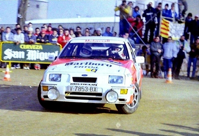 Carlos Sainz Cenamor - Antonio Boto
35º Rally Costa Brava 1987. Ford Sierra RS Cosworth (V-7853-BX). Abandonó por la rotura de la transmisión.

Polémica en torno a Sainz
Corrió cómo un reguero de pólvora la voz de que Sainz había sufrido un incidente con dos coches que venían de cara en pleno tramo, un vehículo de la Guardia Civil y otro de la organización, colisionando con uno de ellos.

Carmelo Ezpeleta, director del equipo Race-Marlboro, pedía la anulación del tramo y aseguraba que todo estaba muy claro, filmado desde el helicóptero que permanentemente seguía a Carlos Sainz para obtener tomas televisivas. Pasados los primeros instantes, la versión fue suavizándose, y aunque la organización, en este caso Juan Pons director de carrera, afirmaba que ambos coches estaban parados, Carmelo Ezpeleta aseguró que le habían admitido que bajaban en sentido contrario. lnsinuando una posible reclamación para anular el tramo justo en el momento en el que se supo que Carlos abandonaba definitvamente.

Carlos Sainz realizó una rueda de prensa, alabando la organización y lamentando este punto negro, más que nada porque representaba un grave peligro innecesario, asegurando que rompió la transmisión quizá por el golpe que había dado en la cuneta.

Curiosamente cuando llegó el helicóptero y descendió el cámara de vídeo, se le preguntó sobre el incidente sobre la filmación.
¿Qué incidente? Yo no he visto nada y no he podido filmar nada de esto porque no lo hemos visto. Es más, en el helicóptero nadie ha comentado nada sobre el tema, afirmó “Cherna” González, de Telesport, un cámara que seguía todos los rallyes del Mundial y los mejores de España.

Del 19 al 21 de Febrero.
Al año siguiente la prueba se fusionó con el Rally Catalunya pasando a llamarse Rally Catalunya-Costa Brava, por lo que la edición de 1988 se celebró bajo este nombre.

El Rally tenia un total de 1.139,5 Km con 27 tramos especiales.

Tomaron la salida 106 equipos, finalizaron 51.

PHOTO Joan Al en SS Cladells-2
@
Palabras clave: ;Ford;Sierra;Cosworth;Costa_Brava;1987