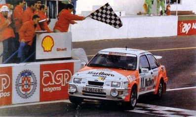 Carlos Sainz Cenamor - Antonio Boto
21º Rallye de Portugal Vinho do Porto 1987. Ford Sierra RS Cosworth (V-9614-BZ). Abandonó por el turbo en SS8 Freita de 24.20 Km

En su debut en una prueba del Mundial consiguieron 2 scratch, por delante de tracciones total como las de Markku Alén, Miki Biasion o Juha Kankkunen con los Lancia Delta HF 4WD.
SS1 Estoril de 13.10 Km (6' 27" a una media de 121.86 km/h) colocándose lideres de la prueba, y en SS6 Prestimo de 12.20 km (7' 57" a una media de 92.08 km/h).

Del 11 al 14 de Marzo, Estoril, Cascais, Lisboa, Portugal.
Superficie: asfalto - tierra.

El Rally tenia un total de 2,088.23 Km de los que 603.50 Km divididos en 37 tramos, eran especiales.

Tomaron la salida 94 equipos, finalizaron 36.
@
Palabras clave: ;Ford;Sierra;Cosworth;Portugal;1987