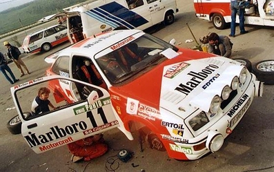 Asistencia del Equipo Marlboro Rally Team en el 21º Rallye de Portugal Vinho do Porto 1987
En el Ford Sierra RS Cosworth (V-9614-BZ) de Carlos Sainz - Antonio Boto.
Abandonó por el turbo en SS8 Freita de 24.20 Km

En su debut en una prueba del Mundial consiguieron 2 scratch, por delante de tracciones total como las de Markku Alén, Miki Biasion o Juha Kankkunen con los Lancia Delta HF 4WD.
SS1 Estoril de 13.10 Km (6' 27" a una media de 121.86 km/h) colocándose lideres de la prueba, y en SS6 Prestimo de 12.20 km (7' 57" a una media de 92.08 km/h).

Del 11 al 14 de Marzo, Estoril, Cascais, Lisboa, Portugal.
Superficie: asfalto - tierra.

El Rally tenia un total de 2,088.23 Km de los que 603.50 Km divididos en 37 tramos, eran especiales.

Tomaron la salida 94 equipos, finalizaron 36.
@
Palabras clave: ;Ford;Sierra;Cosworth;Portugal;1987;Asistencias