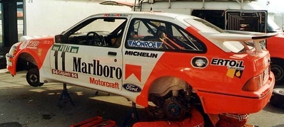 Asistencia del Equipo Marlboro Rally Team en el 21º Rallye de Portugal Vinho do Porto 1987
En el Ford Sierra RS Cosworth (V-9614-BZ) de Carlos Sainz - Antonio Boto.
Abandonó por el turbo en SS8 Freita de 24.20 Km

En su debut en una prueba del Mundial consiguieron 2 scratch, por delante de tracciones total como las de Markku Alén, Miki Biasion o Juha Kankkunen con los Lancia Delta HF 4WD.
SS1 Estoril de 13.10 Km (6' 27" a una media de 121.86 km/h) colocándose lideres de la prueba, y en SS6 Prestimo de 12.20 km (7' 57" a una media de 92.08 km/h).

Del 11 al 14 de Marzo, Estoril, Cascais, Lisboa, Portugal.
Superficie: asfalto - tierra.

El Rally tenia un total de 2,088.23 Km de los que 603.50 Km divididos en 37 tramos, eran especiales.

Tomaron la salida 94 equipos, finalizaron 36.
@
Palabras clave: ;Ford;Sierra;Cosworth;Portugal;1987;Asistencias