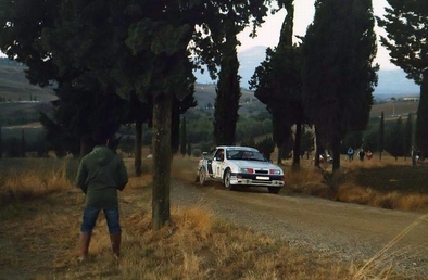 Carlos Sainz Cenamor - Luís Rodríguez Moya
30º Rallye Sanremo - Rallye d'Italia 1988. Ford Sierra RS Cosworth (D373 TAR). Clasificado 5º.
Ford Motor Co. Ltd.

Del 10 al 14 de Octubre, Sanremo, Liguria, Imperia, Italia.
Superficie: asfalto - tierra.

El Rally tenia un total de 2453.87 km de los que 564.96 Km divididos en 43 tramos eran especiales (4 de ellos fueron cancelados SS6 Superspeciale 2 de 2.18 Km, SS11 Tignai de 12.17 Km, SS13 Lanzo 2 de 6.38 Km y SS38 Angua 2 de 12.37 Km).

Se inscribieron 124 equipos, tomaron la salida 124, finalizaron 55.@
Palabras clave: Luis_Moya;Ford;Sierra;Cosworth;Sanremo;Italia;1988
