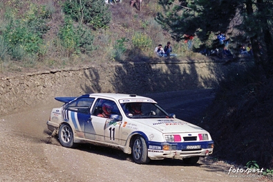 Carlos Sainz Cenamor - Luís Rodríguez Moya
30º Rallye Sanremo - Rallye d'Italia 1988. Ford Sierra RS Cosworth (D373 TAR). Clasificado 5º.
Ford Motor Co. Ltd.

Del 10 al 14 de Octubre, Sanremo, Liguria, Imperia, Italia.
Superficie: asfalto - tierra.

El Rally tenia un total de 2453.87 km de los que 564.96 Km divididos en 43 tramos eran especiales (4 de ellos fueron cancelados SS6 Superspeciale 2 de 2.18 Km, SS11 Tignai de 12.17 Km, SS13 Lanzo 2 de 6.38 Km y SS38 Angua 2 de 12.37 Km).

Se inscribieron 124 equipos, tomaron la salida 124, finalizaron 55.@
Palabras clave: Luis_Moya;Ford;Sierra;Cosworth;Sanremo;Italia;1988