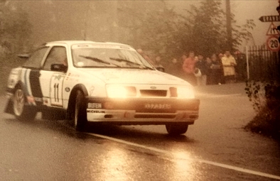 Carlos Sainz Cenamor - Luís Rodríguez Moya
30º Rallye Sanremo - Rallye d'Italia 1988. Ford Sierra RS Cosworth, (D373 TAR). Clasificado 5º.
Ford Motor Co. Ltd.

Del 10 al 14 de Octubre, Sanremo, Liguria, Imperia, Italia.
Superficie: asfalto - tierra.

El Rally tenia un total de 2453.87 km de los que 564.96 Km divididos en 43 tramos eran especiales (4 de ellos fueron cancelados SS6 Superspeciale 2 de 2.18 Km, SS11 Tignai de 12.17 Km, SS13 Lanzo 2 de 6.38 Km y SS38 Angua 2 de 12.37 Km).

Se inscribieron 124 equipos, tomaron la salida 124, finalizaron 55.@
Palabras clave: Luis_Moya;Ford;Sierra;Cosworth;Sanremo;Italia;1988
