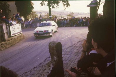 Carlos Sainz Cenamor - Luís Rodríguez Moya
30º Rallye Sanremo - Rallye d'Italia 1988. Ford Sierra RS Cosworth (D373 TAR). Clasificado 5º.
Ford Motor Co. Ltd.

Del 10 al 14 de Octubre, Sanremo, Liguria, Imperia, Italia.
Superficie: asfalto - tierra.

El Rally tenia un total de 2453.87 km de los que 564.96 Km divididos en 43 tramos eran especiales (4 de ellos fueron cancelados SS6 Superspeciale 2 de 2.18 Km, SS11 Tignai de 12.17 Km, SS13 Lanzo 2 de 6.38 Km y SS38 Angua 2 de 12.37 Km).

Se inscribieron 124 equipos, tomaron la salida 124, finalizaron 55.@
Palabras clave: Luis_Moya;Ford;Sierra;Cosworth;Sanremo;Italia;1988