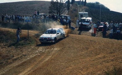 Carlos Sainz Cenamor - Luís Rodríguez Moya
30º Rallye Sanremo - Rallye d'Italia 1988. Ford Sierra RS Cosworth (D373 TAR). Clasificado 5º.
Ford Motor Co. Ltd.

Del 10 al 14 de Octubre, Sanremo, Liguria, Imperia, Italia.
Superficie: asfalto - tierra.

El Rally tenia un total de 2453.87 km de los que 564.96 Km divididos en 43 tramos eran especiales (4 de ellos fueron cancelados SS6 Superspeciale 2 de 2.18 Km, SS11 Tignai de 12.17 Km, SS13 Lanzo 2 de 6.38 Km y SS38 Angua 2 de 12.37 Km).

Se inscribieron 124 equipos, tomaron la salida 124, finalizaron 55.@
Palabras clave: Luis_Moya;Ford;Sierra;Cosworth;Sanremo;Italia;1988