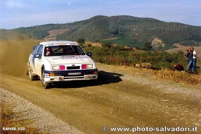 Carlos Sainz Cenamor - Luís Rodríguez Moya
30º Rallye Sanremo - Rallye d'Italia 1988. Ford Sierra RS Cosworth (D373 TAR). Clasificado 5º.
Ford Motor Co. Ltd.

Del 10 al 14 de Octubre, Sanremo, Liguria, Imperia, Italia.
Superficie: asfalto - tierra.

El Rally tenia un total de 2453.87 km de los que 564.96 Km divididos en 43 tramos eran especiales (4 de ellos fueron cancelados SS6 Superspeciale 2 de 2.18 Km, SS11 Tignai de 12.17 Km, SS13 Lanzo 2 de 6.38 Km y SS38 Angua 2 de 12.37 Km).

Se inscribieron 124 equipos, tomaron la salida 124, finalizaron 55.@
Palabras clave: Luis_Moya;Ford;Sierra;Cosworth;Sanremo;Italia;1988