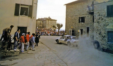 Carlos Sainz Cenamor - Luis Moya
30º Rallye Sanremo - Rallye d'Italia 1988. Ford Sierra RS Cosworth (D373 TAR). Clasificado 5º.
Ford Motor Co. Ltd.

Del 10 al 14 de Octubre, Sanremo, Liguria, Imperia, Italia.
Superficie: asfalto - tierra.

El Rally tenia un total de 2453.87 km de los que 564.96 Km divididos en 43 tramos eran especiales (4 de ellos fueron cancelados SS6 Superspeciale 2 de 2.18 Km, SS11 Tignai de 12.17 Km, SS13 Lanzo 2 de 6.38 Km y SS38 Angua 2 de 12.37 Km).

Se inscribieron 124 equipos, tomaron la salida 124, finalizaron 55.@
Palabras clave: Luis_Moya;Ford;Sierra;Cosworth;Sanremo;Italia;1988