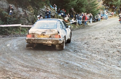 Carlos Sainz Cenamor - Luís Rodríguez Moya
37º Lombard RAC Rally 1988. Ford Sierra RS Cosworth (D373 TAR). Clasificado 7º.

Del 20 al 24 de Noviembre, Harrogate, Yorkshire, Inglaterra.
Superficie: tierra.

El Rally tenia un total de 4514.35 km de los que 602.60 km divididos en 52 tramos eran especiales.

Se inscribieron 192 equipos, tomaron la salida 178, finalizaron 87.

© Ian Delve
@
Palabras clave: ;Ford;Sierra;RS;Cosworth;Gran_Bretaña;1988;RAC_Rally