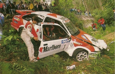 Carlos Sainz Cenamor - Luís Rodríguez Moya
12º Rally Villa de Llanes 1988. Ford Sierra RS Cosworth (V-7853-BX).
Abandonó por el accidente de la imagen en SS1 Cardoso de 6.30 km, pocos metros después de la salida.

Del 3 al 5 de Junio, Llanes, Asturias, España.
Superficie: asfalto.

El Rally tenía un total de 248.30 km cronometrados divididos en 20 tramos especiales.

Tomaron la salida 58 equipos, finalizaron 37.@
Palabras clave: ;Ford;Sierra;Cosworth;Villa_Llanes;1988
