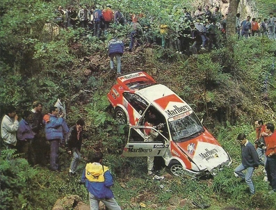 Carlos Sainz Cenamor - Luís Rodríguez Moya
12º Rally Villa de Llanes 1988. Ford Sierra RS Cosworth (V-7853-BX).
Abandonó por el accidente de la imagen en SS1 Cardoso de 6.30 km, pocos metros después de la salida.

Del 3 al 5 de Junio, Llanes, Asturias, España.
Superficie: asfalto.

El Rally tenía un total de 248.30 km cronometrados divididos en 20 tramos especiales.

Tomaron la salida 58 equipos, finalizaron 37.@
Palabras clave: ;Ford;Sierra;Cosworth;Villa_Llanes;1988