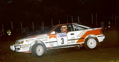 Carlos Sainz Cenamor - Luís Moya
38º Lombard RAC Rally 1989. Toyota Celica GT-4 -ST165- (K-AM 6132). Clasificado 2º.

Del 19 al 23 de Noviembre, Nottingham, Inglaterra.
Superficie: tierra.

El Rally tenia un total de 3,081.99 Km de los que 603.57 Km divididos en 55 tramos eran especiales.

Se inscribieron 202 equipos, tomaron la salida 187, finalizaron 84.@
Palabras clave: ;Luis_Moya;Toyota;Celica;ST165;RAC_Rally;Gran_Bretaña;1989;Inglaterra
