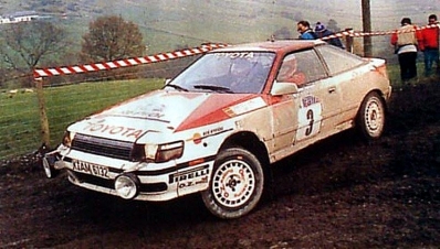 Carlos Sainz Cenamor - Luís Moya
38º Lombard RAC Rally 1989. Toyota Celica GT-4 -ST165- (K-AM 6132). Clasificado 2º.

Del 19 al 23 de Noviembre, Nottingham, Inglaterra.
Superficie: tierra.

El Rally tenia un total de 3,081.99 Km de los que 603.57 Km divididos en 55 tramos eran especiales.

Se inscribieron 202 equipos, tomaron la salida 187, finalizaron 84.@
Palabras clave: ;Luis_Moya;Toyota;Celica;ST165;RAC_Rally;Gran_Bretaña;1989;Inglaterra