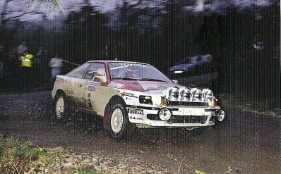 Carlos Sainz Cenamor - Luís Moya
38º Lombard RAC Rally 1989. Toyota Celica GT-4 -ST165- (K-AM 6132). Clasificado 2º.

Del 19 al 23 de Noviembre, Nottingham, Inglaterra.
Superficie: tierra.

El Rally tenia un total de 3,081.99 Km de los que 603.57 Km divididos en 55 tramos eran especiales.

Se inscribieron 202 equipos, tomaron la salida 187, finalizaron 84.@
Palabras clave: ;Luis_Moya;Toyota;Celica;ST165;RAC_Rally;Gran_Bretaña;1989;Inglaterra