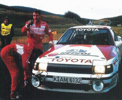 Carlos Sainz Cenamor - Luís Moya
38º Lombard RAC Rally 1989. Toyota Celica GT-4 -ST165- (K-AM 6132). Clasificado 2º.

Del 19 al 23 de Noviembre, Nottingham, Inglaterra.
Superficie: tierra.

El Rally tenia un total de 3,081.99 Km de los que 603.57 Km divididos en 55 tramos eran especiales.

Se inscribieron 202 equipos, tomaron la salida 187, finalizaron 84.@
Palabras clave: ;Luis_Moya;Toyota;Celica;ST165;RAC_Rally;Gran_Bretaña;1989;Personajes;Inglaterra