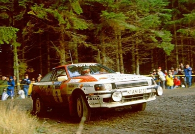 Carlos Sainz Cenamor - Luís Moya
38º Lombard RAC Rally 1989. Toyota Celica GT-4 -ST165- (K-AM 6132). Clasificado 2º.

Del 19 al 23 de Noviembre, Nottingham, Inglaterra.
Superficie: tierra.

El Rally tenia un total de 3,081.99 Km de los que 603.57 Km divididos en 55 tramos eran especiales.

Se inscribieron 202 equipos, tomaron la salida 187, finalizaron 84.@
Palabras clave: ;Luis_Moya;Toyota;Celica;ST165;RAC_Rally;Gran_Bretaña;1989;Inglaterra