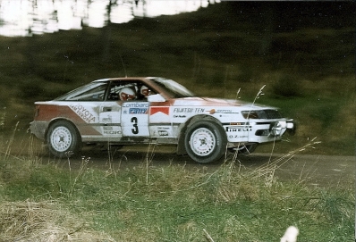 Carlos Sainz Cenamor - Luís Moya
38º Lombard RAC Rally 1989. Toyota Celica GT-4 -ST165- (K-AM 6132). Clasificado 2º.

Del 19 al 23 de Noviembre, Nottingham, Inglaterra.
Superficie: tierra.

El Rally tenia un total de 3,081.99 Km de los que 603.57 Km divididos en 55 tramos eran especiales.

Se inscribieron 202 equipos, tomaron la salida 187, finalizaron 84.@
Palabras clave: ;Luis_Moya;Toyota;Celica;ST165;RAC_Rally;Gran_Bretaña;1989;Inglaterra