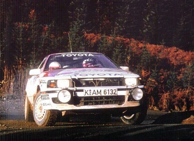 Carlos Sainz Cenamor - Luís Moya
38º Lombard RAC Rally 1989. Toyota Celica GT-4 -ST165- (K-AM 6132). Clasificado 2º.

Del 19 al 23 de Noviembre, Nottingham, Inglaterra.
Superficie: tierra.

El Rally tenia un total de 3,081.99 Km de los que 603.57 Km divididos en 55 tramos eran especiales.

Se inscribieron 202 equipos, tomaron la salida 187, finalizaron 84.@
Palabras clave: ;Luis_Moya;Toyota;Celica;ST165;RAC_Rally;Gran_Bretaña;1989;Inglaterra