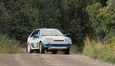 Timo Salonen - Voitto Silander
39º 1000 Lakes Rally 1989. Mazda 323 4WD (GJJ-044). Clasificado 2º.

Del 25 al 27 de Agosto, Jyväskylä, Finlandia.
Superficie: grava / tierra.

El Rally tenia un total de 1447.34 Km de los que 507.83 Km divididos en 43 tramos eran especiales.

Se inscribieron 200 equipos, tomaron la salida 189, finalizaron 69.@
Palabras clave: Timo_Salonen;Mazda;4WD;Finlandia;1989;Finlandia