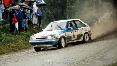 Timo Salonen - Voitto Silander
39º 1000 Lakes Rally 1989. Mazda 323 4WD (GJJ-044). Clasificado 2º.

Del 25 al 27 de Agosto, Jyväskylä, Finlandia.
Superficie: grava - tierra.

El Rally tenia un total de 1447.34 Km de los que 507.83 Km divididos en 43 tramos eran especiales.

Se inscribieron 200 equipos, tomaron la salida 189, finalizaron 69.

© Istvan Keller.
@
Palabras clave: Timo_Salonen;Mazda;4WD;Finlandia;1989;Finlandia