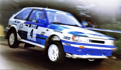 Timo Salonen - Voitto Silander
39º 1000 Lakes Rally 1989. Mazda 323 4WD (GJJ-044). Clasificado 2º.

Del 25 al 27 de Agosto, Jyväskylä, Finlandia.
Superficie: grava / tierra.

El Rally tenia un total de 1447.34 Km de los que 507.83 Km divididos en 43 tramos eran especiales.

Se inscribieron 200 equipos, tomaron la salida 189, finalizaron 69.@
Palabras clave: Timo_Salonen;Mazda;4WD;Finlandia;1989;Finlandia