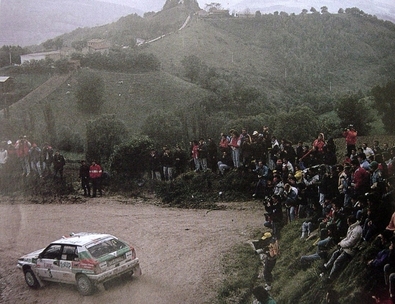 Alex Fiorio - Luigi Pirollo
31º Rallye Sanremo - Rallye d'Italia 1989. Lancia Delta Integrale (TO 62124M). Clasificado 2º.
Jolly Club

Del 8 al 12 de Octubre, Sanremo, Liguria, Imperia, Italia.
Superficie: asfalto - tierra.

El Rally tenia un total de 2086.19 km de los que 544.20 km divididos en 34 tramos eran especiales.

Tomaron la salida 107 equipos, finalizaron 34.@
Palabras clave: Lancia;Delta;Integrale;Sanremo;1989
