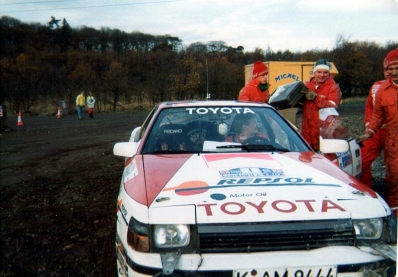 Juha Kankkunen - Juha Piironen
38º Lombard RAC Rally 1989. Toyota Celica GT-4 -ST165- (K-AM 9444). Clasificado 3º.

Del 19 al 23 de Noviembre, Nottingham, Inglaterra.
Superficie: tierra.

El Rally tenia un total de 3,081.99 Km de los que 603.57 Km divididos en 55 tramos eran especiales.

Se inscribieron 202 equipos, tomaron la salida 187, finalizaron 84.@
Palabras clave: ;Toyota;Celica;ST165;RAC_Rally;Gran_Bretaña;1989;Inglaterra