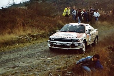 Juha Kankkunen - Juha Piironen
38º Lombard RAC Rally 1989. Toyota Celica GT-4 -ST165- (K-AM 9444). Clasificado 3º.

Del 19 al 23 de Noviembre, Nottingham, Inglaterra.
Superficie: tierra.

El Rally tenia un total de 3,081.99 Km de los que 603.57 Km divididos en 55 tramos eran especiales.

Se inscribieron 202 equipos, tomaron la salida 187, finalizaron 84.@
Palabras clave: ;Toyota;Celica;ST165;RAC_Rally;Gran_Bretaña;1989;Inglaterra
