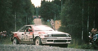Carlos Sainz Cenamor - Luís Rodríguez Moya
39º 1000 Lakes Rally 1989. Toyota Celica GT-4 "ST165" (K-AM 6108). Clasificado 3º.
Toyota Team Europe

Del 25 al 27 de Agosto, Jyväskylä, Finlandia.
Superficie: tierra.

El Rally tenia un total de 1447.34 Km de los que 507.83 Km divididos en 43 tramos eran especiales.

Se inscribieron 200 equipos, tomaron la salida 189, finalizaron 69.@
Palabras clave: Luis_Moya;Toyota;Celica;ST165;Finlandia;Finlandia;1989