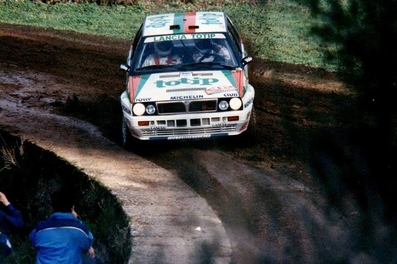 Alex Fiorio - Luigi Pirollo
23º Rallye de Portugal Vinho do Porto 1989. Lancia Delta Integrale. Clasificado 3º.

Del 28 de Febrero al 4 de Marzo, Estoril, Portugal.
Superficie: asfalto - tierra.

El Rally tenia un total de 2153.02 km de los que 576.88 km divididos en 38 tramos eran especiales, (una de ellas fue cancelada SS18 Ponte de Lima de 16.80 Km).

Tomaron la salida 93 equipos, finalizaron 38.@
Palabras clave: ;Lancia;Delta;Integrale;Portugal;1989