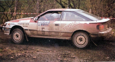 Kenneth Eriksson - Staffan Parmander
38º Lombard RAC Rally 1989. Toyota Celica GT-4 -ST165- (K-AM 7089). Clasificado 4º.

Del 19 al 23 de Noviembre, Nottingham, Inglaterra.
Superficie: tierra.

El Rally tenia un total de 3,081.99 Km de los que 603.57 Km divididos en 55 tramos eran especiales.

Se inscribieron 202 equipos, tomaron la salida 187, finalizaron 84.@
Palabras clave: ;Toyota;Celica;ST165;RAC_Rally;Gran_Bretaña;1989;Inglaterra