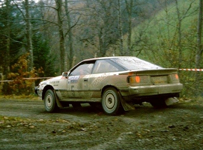 Kenneth Eriksson - Staffan Parmander
38º Lombard RAC Rally 1989. Toyota Celica GT-4 -ST165- (K-AM 7089). Clasificado 4º.

Del 19 al 23 de Noviembre, Nottingham, Inglaterra.
Superficie: tierra.

El Rally tenia un total de 3,081.99 Km de los que 603.57 Km divididos en 55 tramos eran especiales.

Se inscribieron 202 equipos, tomaron la salida 187, finalizaron 84.@
Palabras clave: ;Toyota;Celica;ST165;RAC_Rally;Gran_Bretaña;1989;Inglaterra