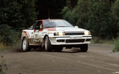 Kenneth Eriksson - Peter Diekmann
39º 1000 Lakes Rally 1989. Toyota Celica GT-4 (ST165). Clasificado 4º.

39º 1000 Lakes Rally 1989. Toyota Celica GT-4 -ST165- (K-AM 6320). Clasificado 4º.

Del 25 al 27 de Agosto, Jyväskylä, Finlandia.
Superficie: grava / tierra.

El Rally tenia un total de 1447.34 Km de los que 507.83 Km divididos en 43 tramos eran especiales.

Se inscribieron 200 equipos, tomaron la salida 189, finalizaron 69.@
Palabras clave: ;Toyota;Celica;ST165;Finlandia;Finlandia;1989