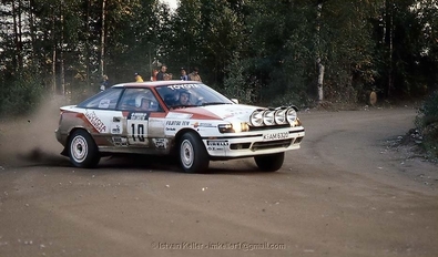 Kenneth Eriksson - Peter Diekmann
39º 1000 Lakes Rally 1989. Toyota Celica GT-4 -ST165- (K-AM 6320). Clasificado 4º.

Del 25 al 27 de Agosto, Jyväskylä, Finlandia.
Superficie: grava / tierra.

El Rally tenia un total de 1447.34 Km de los que 507.83 Km divididos en 43 tramos eran especiales.

Se inscribieron 200 equipos, tomaron la salida 189, finalizaron 69.@
Palabras clave: ;Toyota;Celica;ST165;Finlandia;Finlandia;1989