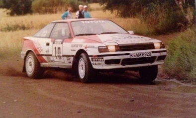 Kenneth Eriksson - Peter Diekmann
39º 1000 Lakes Rally 1989. Toyota Celica GT-4 -ST165- (K-AM 6320). Clasificado 4º.

Del 25 al 27 de Agosto, Jyväskylä, Finlandia.
Superficie: grava / tierra.

El Rally tenia un total de 1447.34 Km de los que 507.83 Km divididos en 43 tramos eran especiales.

Se inscribieron 200 equipos, tomaron la salida 189, finalizaron 69.@
Palabras clave: ;Toyota;Celica;ST165;Finlandia;Finlandia;1989
