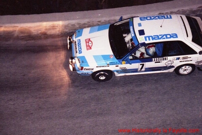 Hannu Mikkola - Christian Geistdörfer
57º Rallye Automobile de Monte-Carlo 1989. Mazda 323 4WD (GVL-668). Clasificado 4º.

Del 21 al 26 de Enero, Monte-Carlo.
Superficie: asfalto - nieve.

El Rally tenia un total de 2872.82 km, de los que 613.25 km, divididos en 24 tramos, eran especiales.

Tomaron la salida 172 equipos, finalizaron 83.@
Palabras clave: ;Mazda;Montecarlo;1989