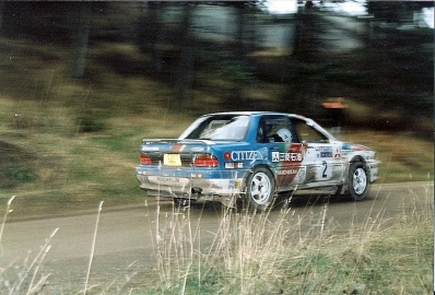 Ari Vatanen - Bruno Berglund
38º Lombard RAC Rally 1989. Mitsubishi Galant VR-4 (E300 MMM). Clasificado 5º.

Del 19 al 23 de Noviembre, Nottingham, Inglaterra.
Superficie: tierra.

El Rally tenia un total de 3,081.99 Km de los que 603.57 Km divididos en 55 tramos eran especiales.

Se inscribieron 202 equipos, tomaron la salida 187, finalizaron 84.@
Palabras clave: ;Mitsubishi;Galant;RAC_Rally;Gran_Bretaña;1989