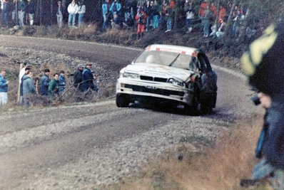 Ari Vatanen - Bruno Berglund
38º Lombard RAC Rally 1989. Mitsubishi Galant VR-4 (E300 MMM). Clasificado 5º.

Del 19 al 23 de Noviembre, Nottingham, Inglaterra.
Superficie: tierra.

El Rally tenia un total de 3,081.99 Km de los que 603.57 Km divididos en 55 tramos eran especiales.

Se inscribieron 202 equipos, tomaron la salida 187, finalizaron 84.@
Palabras clave: ;Mitsubishi;Galant;RAC_Rally;Gran_Bretaña;1989