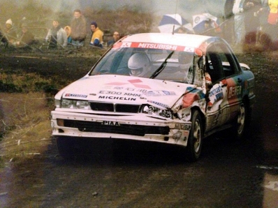 Ari Vatanen - Bruno Berglund
38º Lombard RAC Rally 1989. Mitsubishi Galant VR-4 (E300 MMM). Clasificado 5º.

Del 19 al 23 de Noviembre, Nottingham, Inglaterra.
Superficie: tierra.

El Rally tenia un total de 3,081.99 Km de los que 603.57 Km divididos en 55 tramos eran especiales.

Se inscribieron 202 equipos, tomaron la salida 187, finalizaron 84.@
Palabras clave: ;Mitsubishi;Galant;RAC_Rally;Gran_Bretaña;1989