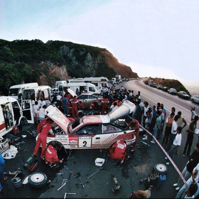 Asistencia del Equipo Toyota Team Europe en el 36º Acropolis Rally 1989
En los Toyota Celica GT-4 (ST165) de:

2# (K-AM 8332) Juha Kankkunen - Juha Piironen.
Abandonó por salida de pista en SS36 Gardiki de 22,87 Km.

El otro Toyota que se puede ver podrí­a ser de Carlos Sainz - Luis Moya (K-AM 2623) ó el de Kenneth Eriksson - Staffan Parmander (K-AM 5265), ambos abandonaron.
El primero por chasis roto y el segundo por fuego en el coche.

Del 27 de Mayo al 1 de Junio, Atenas, Grecia.
Superficie: tierra.

El Rally tenia un total de 1880.41 km de los que 588.51 km divididos en 42 tramos eran especiales.

Tomaron la salida 97 equipos, finalizaron 40.
@
Palabras clave: ;Toyota;Celica;Grecia;Acropolis;ST165;1989;Asistencias