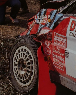 Didier Auriol - Bernard Occelli
31º Rallye Sanremo - Rallye d'Italia 1989. Lancia Delta Integrale 16V (TO 62125M). Abandonó por accidente en SS5 Passo Ginestro de 12.69 Km.
Martini Lancia

Del 8 al 12 de Octubre, Sanremo, Liguria, Imperia, Italia.
Superficie: asfalto - tierra.

El Rally tenia un total de 2086.19 km de los que 544.20 km divididos en 34 tramos eran especiales.

Tomaron la salida 107 equipos, finalizaron 34.@
Palabras clave: Didier_Auriol;Lancia;Delta;Integrale;Sanremo;1989;Crash