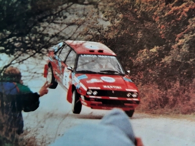 Didier Auriol - Bernard Occelli
31º Rallye Sanremo - Rallye d'Italia 1989. Lancia Delta Integrale 16V (TO 62125M). Abandonó por accidente en SS5 Passo Ginestro de 12.69 Km.
Martini Lancia

Del 8 al 12 de Octubre, Sanremo, Liguria, Imperia, Italia.
Superficie: asfalto - tierra.

El Rally tenia un total de 2086.19 km de los que 544.20 km divididos en 34 tramos eran especiales.

Tomaron la salida 107 equipos, finalizaron 34.

© Giordano Testa.
@
Palabras clave: Didier_Auriol;Lancia;Delta;Integrale;Sanremo;1989