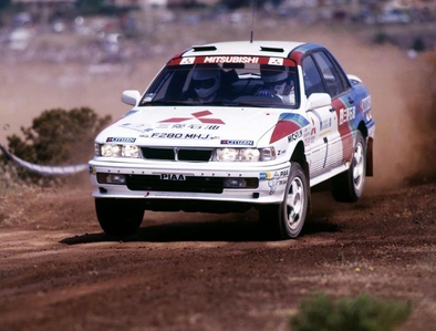 Ari Vatanen - Bruno Berglund
36º Acropolis Rally 1989. Mitsubishi Galant VR-4 (F280 MHJ). Abandonó por el turbo en SS23 Zaltsa 2 de 26,84 Km.

Del 27 de Mayo al 1 de Junio, Atenas, Grecia.
Superficie: tierra.

El Rally tenia un total de 1880.41 km de los que 588.51 km divididos en 42 tramos eran especiales.

Tomaron la salida 97 equipos, finalizaron 40.@
Palabras clave: ;Mitsubishi;Galant;VR-4;Grecia;Acropolis;1989