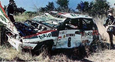 Alex Fiorio - Luigi Pirollo
57º Rallye Automobile de Monte-Carlo 1989. Lancia Delta Integrale (TO 70781L). Abandonó por accidente en SS5 Chateau Boulogne de 30.00 km, resultando fallecidos dos aficionados.

Alex, (hijo de Cesare Fiorio, patrón del equipo Lancia), perdió el control del coche después de un pequeño cambio de rasante. 

Los espectadores fallecidos resultaron ser el piloto de Rallyes Lars-Erik Thorp de 28 años y su copiloto Bertil-Rune Rehnfeldt
D.E.P. / R.I.P.

Thorp y Rehnfeldt no competí­an en el Monte-Carlo, sólo hací­an reconocimientos para ayudar a su compañero Fredrik Skoghag, piloto de rally de Suecia, el cual competía con un 	Lancia Delta Integrale.

Mientras tomaban un descanso, Torph y Rehnfeldt decidieron presenciar la quinta etapa del rally. 

El piloto italiano Alex Fiorio se salió de la carretera y bajó por un terraplén a unos 145 km/h.

El coche al salirse de la carretera y antes de bajar por el terraplén, se estrelló contra Torph y Rehnfeldt, causando la muerte de ambos instantáneamente.

Fiorio y su copiloto Luigi Pirollo resultaron ilesos.

Del 21 al 26 de Enero, Monte-Carlo.
Superficie: asfalto - nieve.

El Rally tenia un total de 2872.82 km, de los que 613.25 km, divididos en 24 tramos, eran especiales.

Tomaron la salida 172 equipos, finalizaron 83.@
Palabras clave: ;Lancia;Delta;Integrale;Montecarlo;1989;crash
