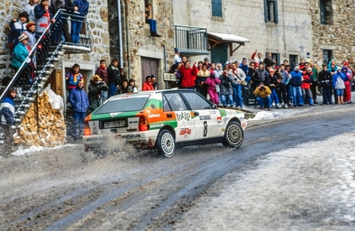 Alex Fiorio - Luigi Pirollo
57º Rallye Automobile de Monte-Carlo 1989. Lancia Delta Integrale (TO 70781L). Abandonó por accidente en SS5 Chateau Boulogne de 30.00 km, resultando fallecidos dos aficionados.

Alex, (hijo de Cesare Fiorio, patrón del equipo Lancia), perdió el control del coche después de un pequeño cambio de rasante.

Los espectadores fallecidos resultaron ser el piloto de Rallyes Lars-Erik Thorp de 28 años y su copiloto Bertil-Rune Rehnfeldt
D.E.P. / R.I.P.

Thorp y Rehnfeldt no competí­an en el Monte-Carlo, sólo hací­an reconocimientos para ayudar a su compañero Fredrik Skoghag, piloto de rally de Suecia, el cual competía con un Lancia Delta Integrale.

Mientras tomaban un descanso, Torph y Rehnfeldt decidieron presenciar la quinta etapa del rally.

El piloto italiano Alex Fiorio se salió de la carretera y bajó por un terraplén a unos 145 km/h.

El coche al salirse de la carretera y antes de bajar por el terraplén, se estrelló contra Torph y Rehnfeldt, causando la muerte de ambos instantáneamente.

Fiorio y su copiloto Luigi Pirollo resultaron ilesos.

Del 21 al 26 de Enero, Monte-Carlo.
Superficie: asfalto - nieve.

El Rally tenia un total de 2872.82 km, de los que 613.25 km, divididos en 24 tramos, eran especiales.

Tomaron la salida 172 equipos, finalizaron 83.
@
Palabras clave: ;Lancia;Delta;Integrale;Montecarlo;1989