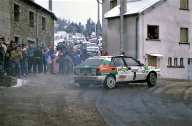 Alex Fiorio - Luigi Pirollo
57º Rallye Automobile de Monte-Carlo 1989. Lancia Delta Integrale (TO 70781L). Abandonó por accidente en SS5 Chateau Boulogne de 30.00 km, resultando fallecidos dos aficionados.

Alex, (hijo de Cesare Fiorio, patrón del equipo Lancia), perdió el control del coche después de un pequeño cambio de rasante.

Los espectadores fallecidos resultaron ser el piloto de Rallyes Lars-Erik Thorp de 28 años y su copiloto Bertil-Rune Rehnfeldt
D.E.P. / R.I.P.

Thorp y Rehnfeldt no competí­an en el Monte-Carlo, sólo hací­an reconocimientos para ayudar a su compañero Fredrik Skoghag, piloto de rally de Suecia, el cual competía con un Lancia Delta Integrale.

Mientras tomaban un descanso, Torph y Rehnfeldt decidieron presenciar la quinta etapa del rally.

El piloto italiano Alex Fiorio se salió de la carretera y bajó por un terraplén a unos 145 km/h.

El coche al salirse de la carretera y antes de bajar por el terraplén, se estrelló contra Torph y Rehnfeldt, causando la muerte de ambos instantáneamente.

Fiorio y su copiloto Luigi Pirollo resultaron ilesos.

Del 21 al 26 de Enero, Monte-Carlo.
Superficie: asfalto - nieve.

El Rally tenia un total de 2872.82 km, de los que 613.25 km, divididos en 24 tramos, eran especiales.

Tomaron la salida 172 equipos, finalizaron 83.

© McKlein
@
Palabras clave: ;Lancia;Delta;Integrale;Montecarlo;1989