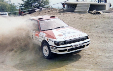 Carlos Sainz Cenamor - Luís Rodríguez Moya
36º Acropolis Rally 1989. Toyota Celica GT-4 -ST165- (K-AM 2623). Abandonó por chasis roto en SS34 Neraida de 34,74 Km.
Toyota Team Europe

Las ruedas durí­simas que Pirelli fabricó para el rally, al no contar con la mousse anti pinchazos, hicieron estragos en los chasis de los Toyota. Dichos chasis tení­an que ser soldados continuamente en las asistencias, hasta que no aguantaron más vibraciones.

Del 27 de Mayo al 1 de Junio, Atenas, Grecia.
Superficie: tierra.

El Rally tenia un total de 1880.41 km de los que 588.51 km divididos en 42 tramos eran especiales.

Tomaron la salida 97 equipos, finalizaron 40.
@
Palabras clave: ;Toyota;Celica;Grecia;Acropolis;ST165;1989