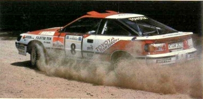 Carlos Sainz Cenamor - Luís Rodríguez Moya
36º Acropolis Rally 1989. Toyota Celica GT-4 -ST165- (K-AM 2623). Abandonó por chasis roto en SS34 Neraida de 34,74 Km.
Toyota Team Europe

Las ruedas durí­simas que Pirelli fabricó para el rally, al no contar con la mousse anti pinchazos, hicieron estragos en los chasis de los Toyota. Dichos chasis tení­an que ser soldados continuamente en las asistencias, hasta que no aguantaron más vibraciones.

Del 27 de Mayo al 1 de Junio, Atenas, Grecia.
Superficie: tierra.

El Rally tenia un total de 1880.41 km de los que 588.51 km divididos en 42 tramos eran especiales.

Tomaron la salida 97 equipos, finalizaron 40.
@
Palabras clave: ;Toyota;Celica;Grecia;Acropolis;ST165;1989
